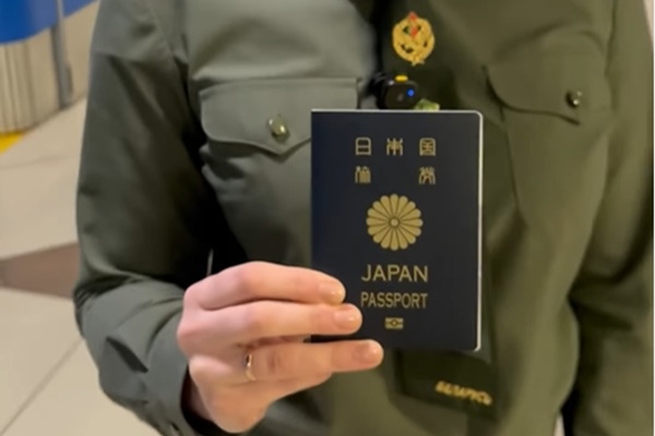 日本のパスポートも登場！ 国境警備隊が紹介する世界各国のパスポートの“隠れた姿”