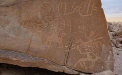 エジプトで約1万年前の岩絵を発見、狩人や武器を持つ人物が描かれる
