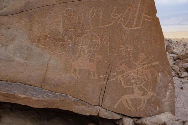 エジプトで約1万年前の岩絵を発見、狩人や武器を持つ人物が描かれる