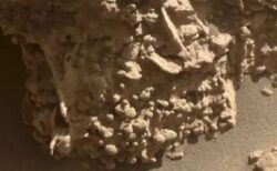 NASAの「キュリオシティ」が、火星の尾根で卵のような無数の球体を撮影