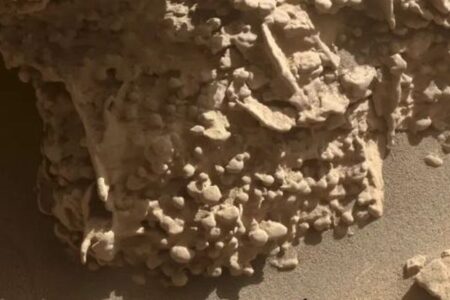 NASAの「キュリオシティ」が、火星の尾根で卵のような無数の球体を撮影