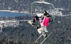 スキーヤーがリフトから落ちそうになり、ぶら下がる瞬間を撮影