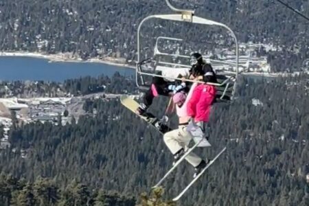 スキーヤーがリフトから落ちそうになり、ぶら下がる瞬間を撮影