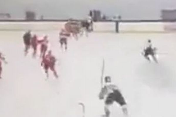 アイスホッケーの試合中に男が銃を発砲、元妻と息子を射殺