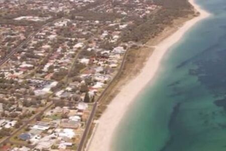 豪の海で13歳の少年が、4時間以上も泳ぎ、漂流した家族を救う