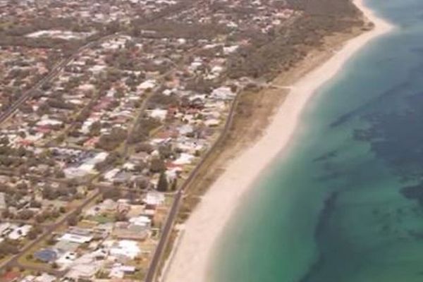 豪の海で13歳の少年が、4時間以上も泳ぎ、漂流した家族を救う