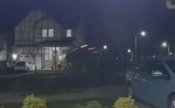 ピックアップ・トラックが空を飛び、住宅に衝突、信じがたい事故が発生【動画】