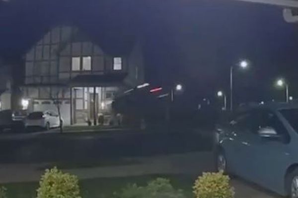 ピックアップ・トラックが空を飛び、住宅に衝突、信じがたい事故が発生【動画】