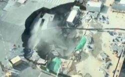 中国の建設現場で道路が陥没し、巨大な穴が出現【動画】