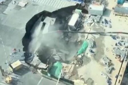中国の建設現場で道路が陥没し、巨大な穴が出現【動画】