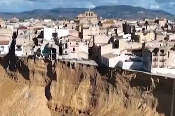 イタリアで大規模な土砂崩れ、多くの家が崖っぷちに立たされる【動画】