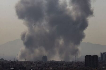 米軍とイスラエル軍がイランへ攻撃を開始、複数の都市を空爆