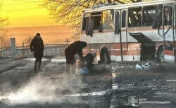 ロシア軍がウクライナ中部でバスを攻撃、12人が死亡
