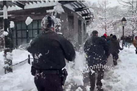 NY市で行われた雪合戦、警察官が故意に狙われ、負傷する事態に