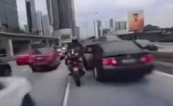 渋滞中に子供がうっかり車のドアを開け、バイクが衝突、動画がショッキング