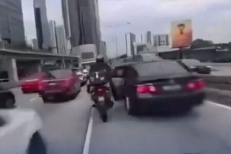 渋滞中に子供がうっかり車のドアを開け、バイクが衝突、動画がショッキング