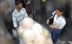 狭いエレベーターの中で、ガス入りの風船が突然、爆発【動画】