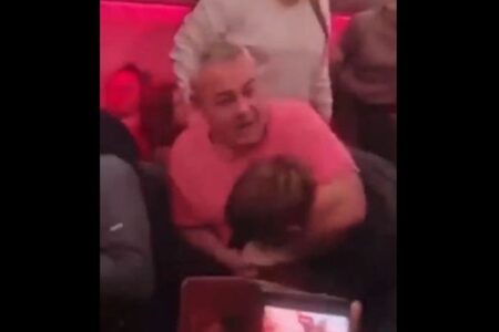 機内で乗客同士が大乱闘、途中の空港に緊急着陸【動画】