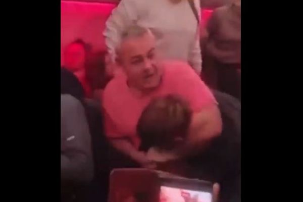 機内で乗客同士が大乱闘、途中の空港に緊急着陸【動画】