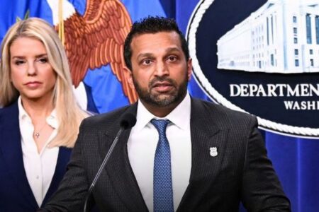 FBI長官が私的にイタリアを訪問し、オリンピックの試合を観戦？批判を浴びる