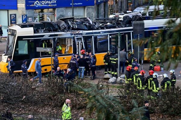 イタリアでトラムが脱線、2人が死亡、最大40人が負傷