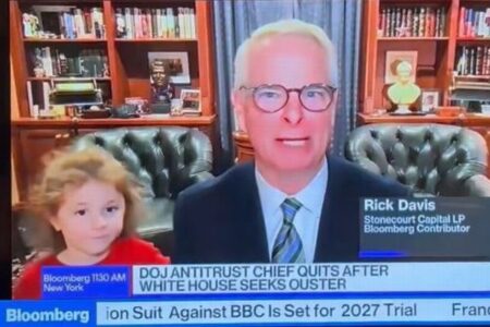 米の番組でハプニング、インタビュー中に専門家の孫娘が画面に登場