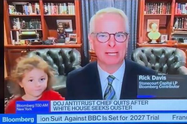 米の番組でハプニング、インタビュー中に専門家の孫娘が画面に登場