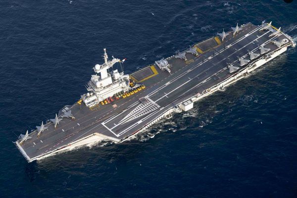 ロシア軍の無人機が、スウェーデンに停泊していたフランスの空母に接近