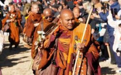 仏教の僧侶たち、「平和のための行進」で3000km以上を歩き、目的地に到着