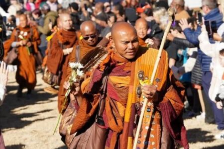 仏教の僧侶たち、「平和のための行進」で3000km以上を歩き、目的地に到着