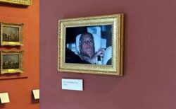 アンドリュー元王子の釈放時の写真、ルーブル美術館に飾られる