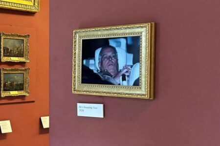 アンドリュー元王子の釈放時の写真、ルーブル美術館に飾られる