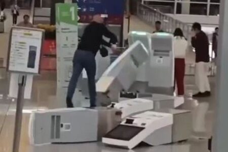 香港の空港でイギリス人が大暴れ、自動券売機を次々と破壊【動画】