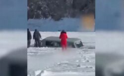 ロシアのバイカル湖で観光バスが氷の下に転落、8人が死亡