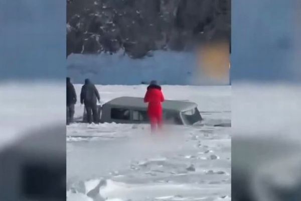 ロシアのバイカル湖で観光バスが氷の下に転落、8人が死亡