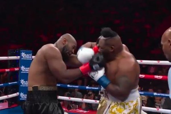 ヘビー級ボクサーのカツラ、試合中に殴られてはためく【動画】