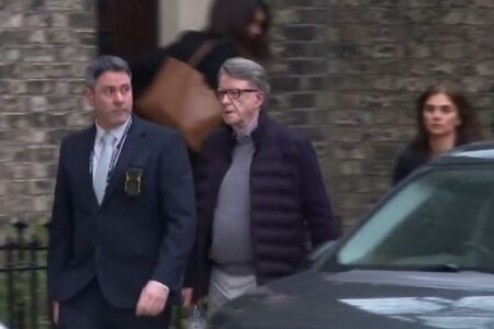 英警察が元駐米大使を逮捕、エプスタイン被告に機密情報を漏らした疑い