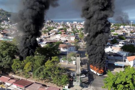 メキシコ軍が麻薬組織のボスを殺害、残りのメンバーが報復し、町が混乱
