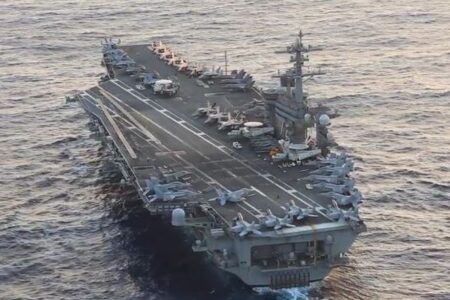 米空母「エイブラハム・リンカーン」に接近した、イランの無人機を撃墜