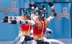 中国の進化したロボットたちが凄い！「カンフー」など圧巻のパフォーマンスを披露