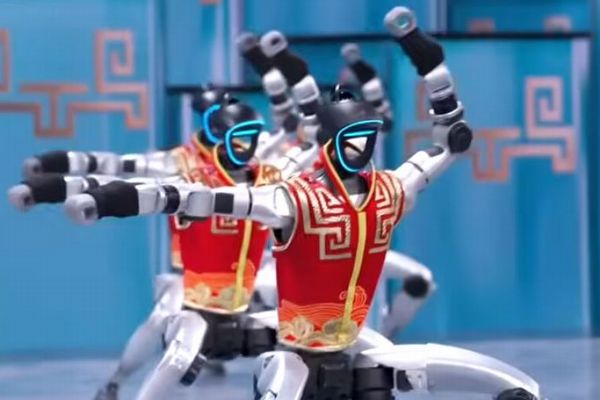 中国の進化したロボットたちが凄い!「カンフー」など圧巻のパフォーマンスを披露