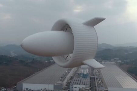 空に浮かぶ風力発電、中国が巨大な飛行船型装置のテストに成功