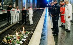 ドイツで、男が18歳の女性をひっぱり線路へ飛び込む、2人死亡