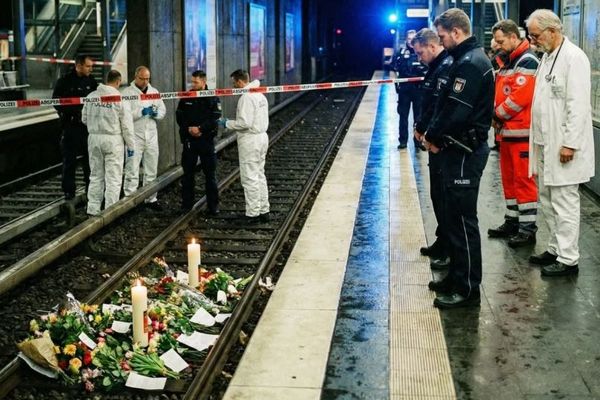 ドイツで、男が18歳の女性をひっぱり線路へ飛び込む、2人死亡