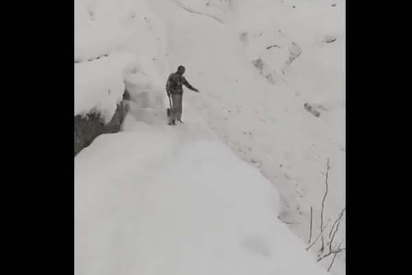 地元民も初めて見た「流れる雪の川」が撮影される