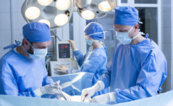 ダイヤモンドの大富豪が陰茎増大手術中に死亡、医師らが免許停止に