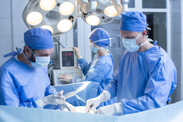 ダイヤモンドの大富豪が陰茎増大手術中に死亡、医師らが免許停止に