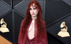 米歌手チャペル·ローンさん、乳首ピアスで吊っただけのドレスが過激