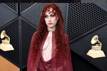 米歌手チャペル·ローンさん、乳首ピアスで吊っただけのドレスが過激