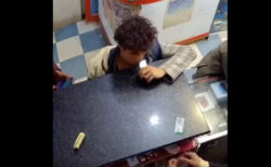 スマホバッテリーを齧った少年、口の中で爆発する動画が恐ろしい